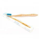 Бамбукова четка за зъби с въглен и мек косъм с изтънени краища от biobabycare.bg