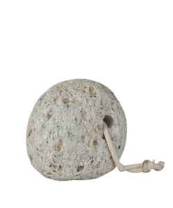 Натурална пемза е лек, но абразивен камък, който се използва главно за отстраняване на твърда, суха кожа oт biobabycare.bg