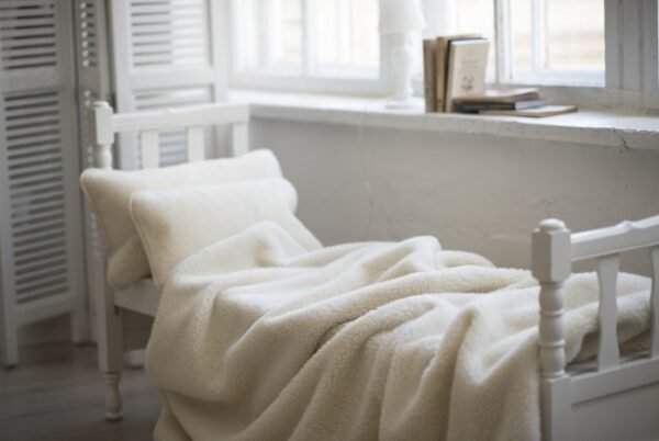 Вълнено Одеяло Fluff - тънкия вариант на един от най-продаваните ни одеяла Luka e изработено от 100% фина и висококачествена мериносова вълна oт biobabycare.bg